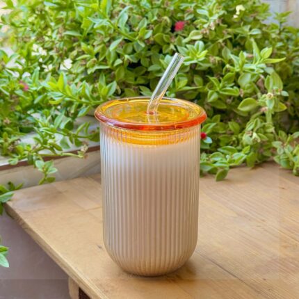 لیوان اسموتی شیشه‌ای شیاردار به همراه در و نی شیشه ای